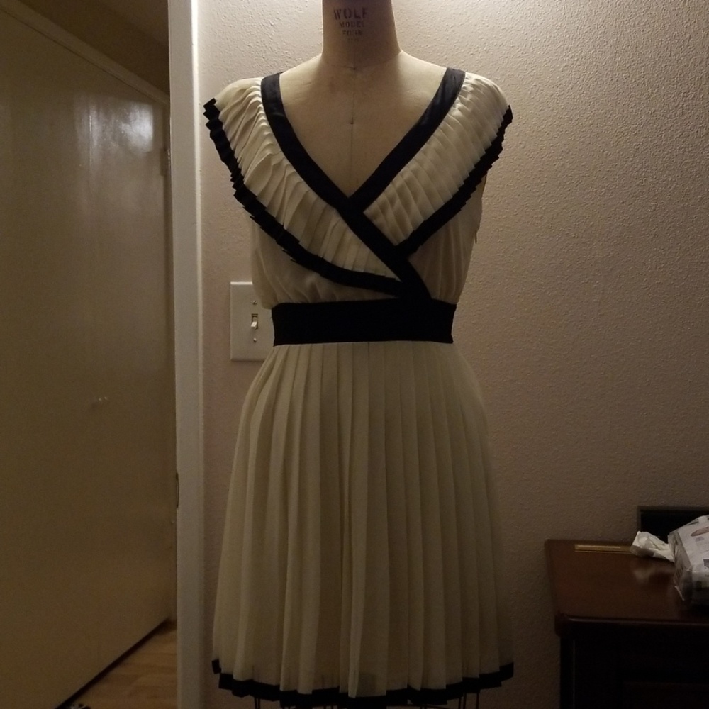 NWOT Forever 21 cream chiffon pleated dress small